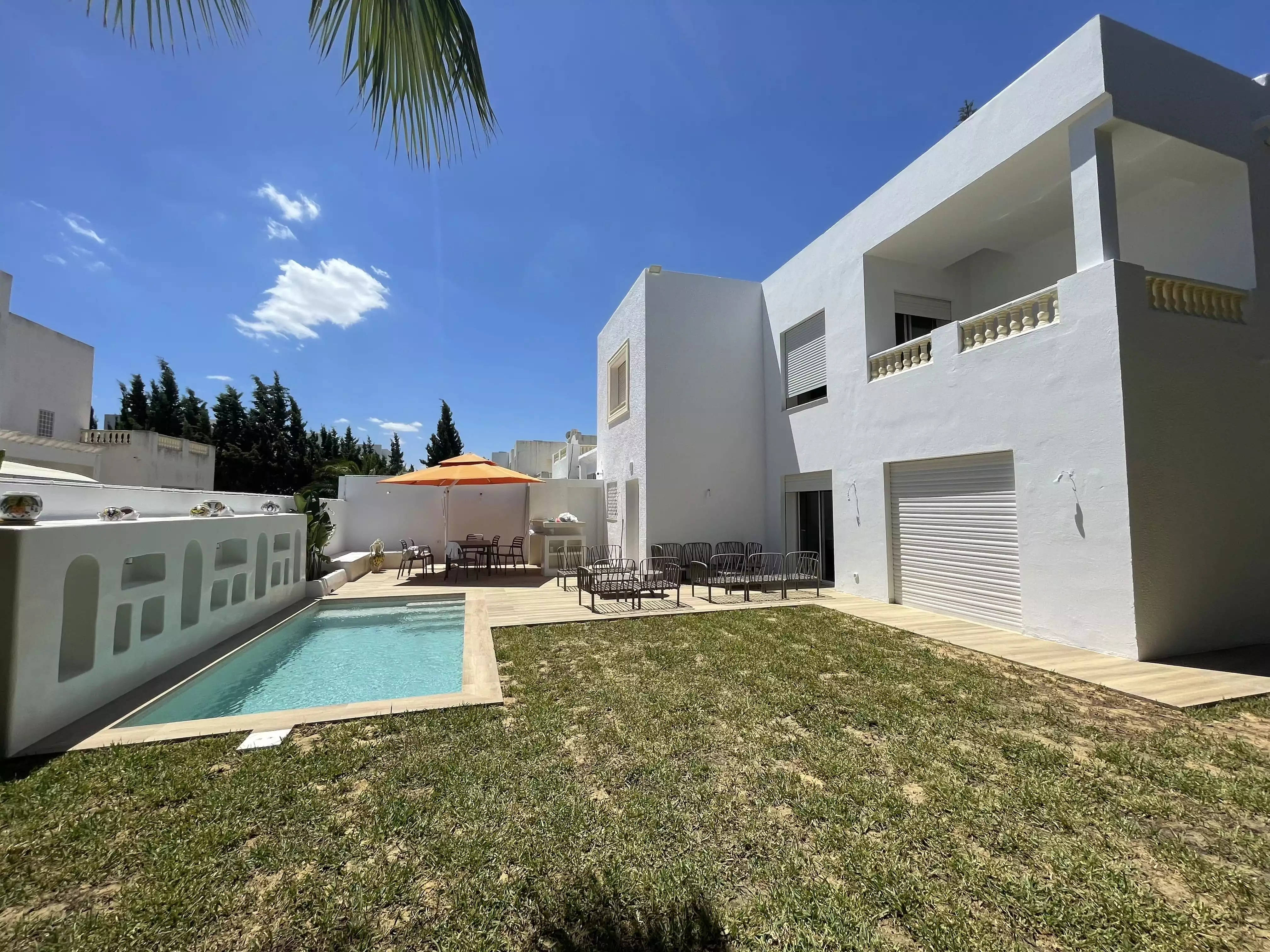 Piscine et terrasse moderne aménagées par Hestia Construction