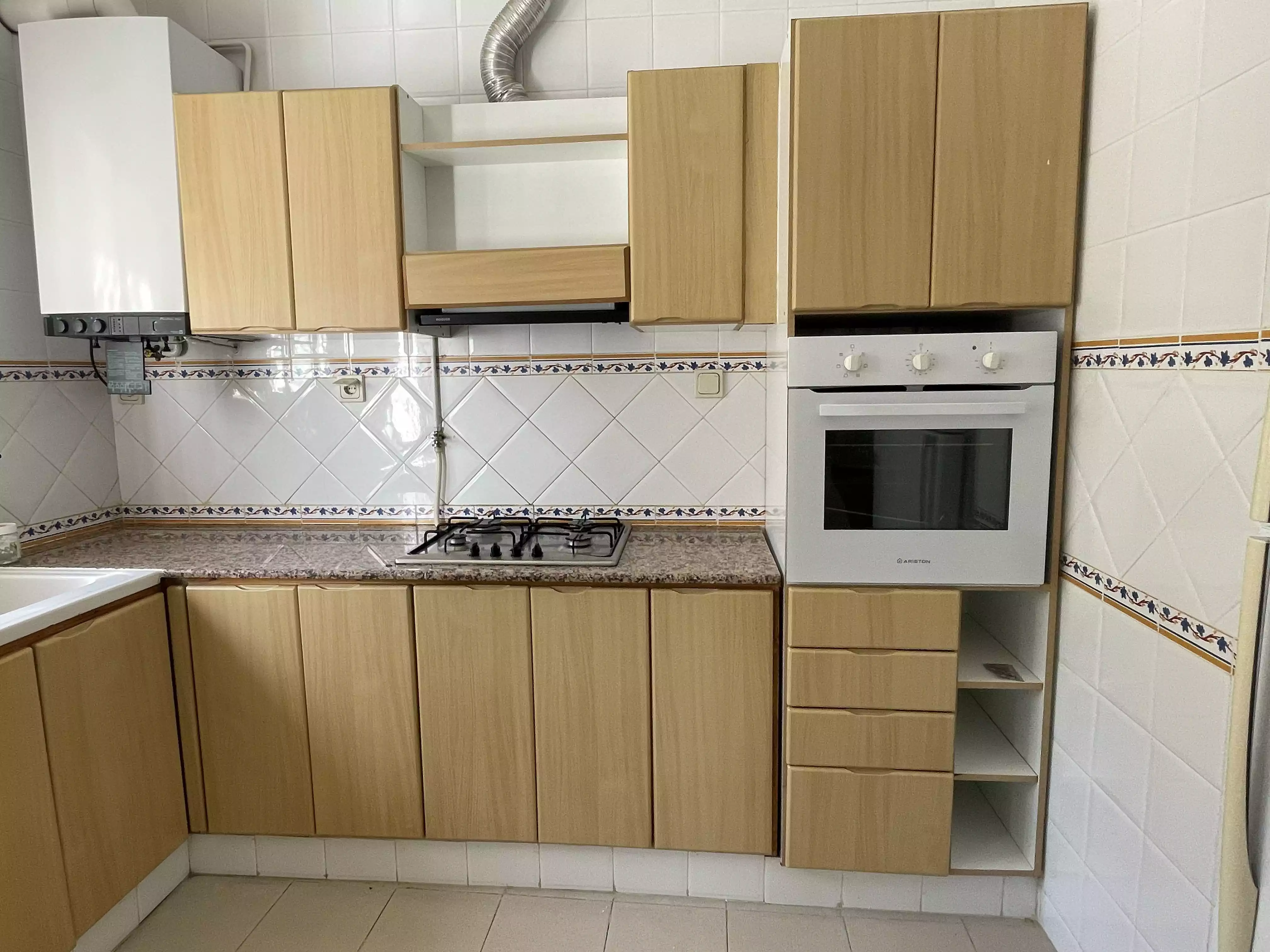 Chambre principale avec design luxueux et éclairage naturel