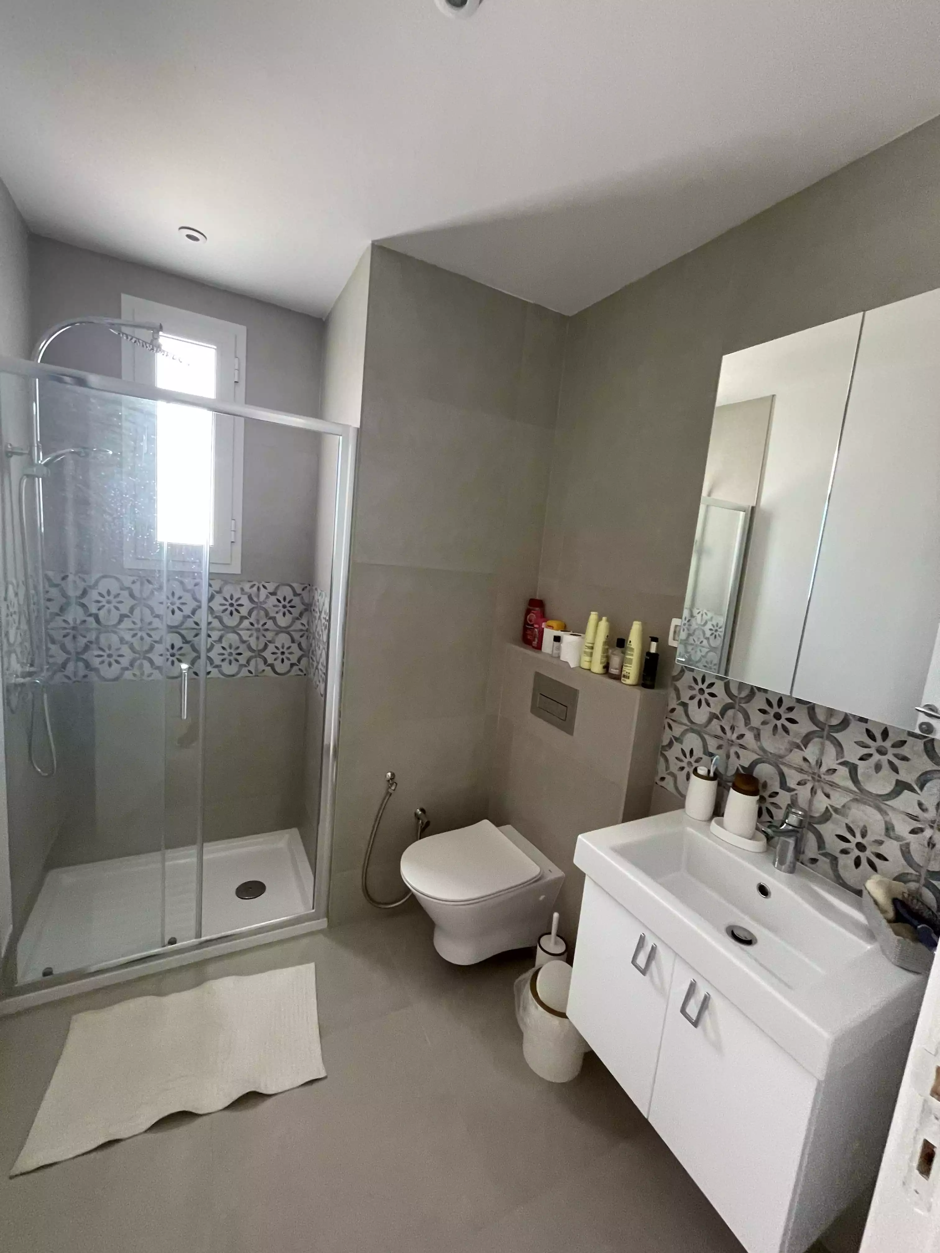 Terrasse avec mobilier extérieur moderne et vue imprenable